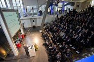 DPG-Präsident Edward G. Krubasik begrüßt im Deutschen Museum in München die zahlreichen Gäste aus Wirtschaft, Forschung, Politik und Kultur